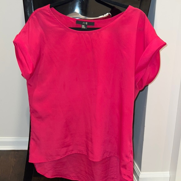 Forever 21 Tops - Forever 21 pink silky feel top with side seam detail